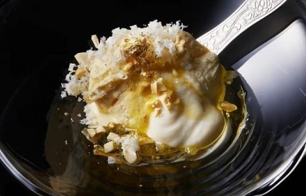 Для этого компания наняла Тадаёси Ямаду, шеф-повара RiVi, ресторана в Осаке, известного своей творческой фьюжн-кухней