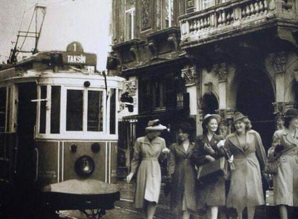 5. Taksim Meydanında insanlar. (1930)