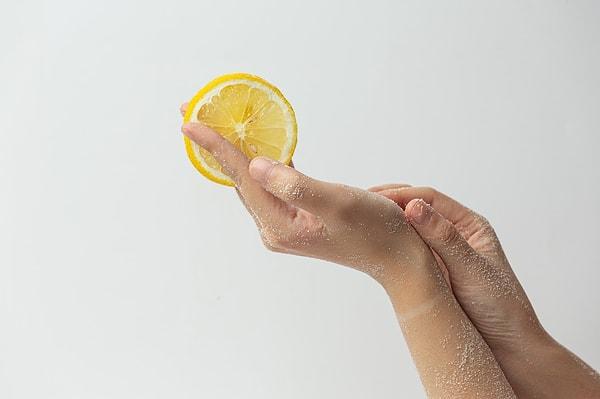 2. Limon veya limon suyu, sarımsak ve soğan kokusunu ellerimizden gidermek için doğal formüllerden bir tanesidir.