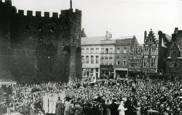 4. 1949 yılında Belçika'daki üniversite öğrencileri biraya yapılan zammı protesto etmek için tarihi bir kaleyi basmış ve duvarlara meyveler fırlatmışlardı.