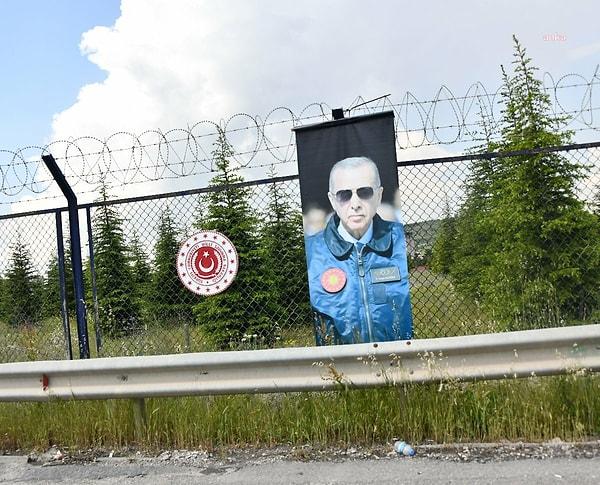 28 Mayıs'ta yapılacak ikinci tur seçimlerine 2 gün kala, Etimesgut Zırhlı Birlikler Okulu’nun tel örgülerine Cumhur İttifakı'nın Cumhurbaşkanı adayı Erdoğan'ın posterleri asıldı.