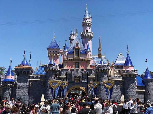 8. Disney'ye göre Disneyland parklarını açık ve işlek tutmak için yılda toplam 10.68 milyar dolar harcanıyor. Yani her park günde 3.25 milyon dolara mal oluyor!
