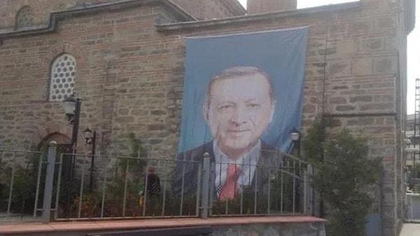 Daha önce de Bursa'daki Ahmet Dai Camii ve Van'da bulunan Mehmetçik Selen Ortaokulu'nun duvarına Erdoğan posterleri asılmıştı.