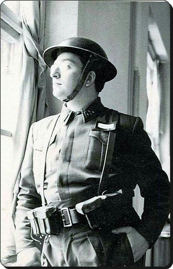 16. Zeki Müren'in askerlik fotoğrafı. (1957)
