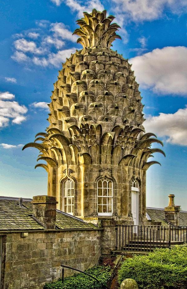 5. The Pineapple, Dunmore, İskoçya'daki kubbe. Ananas şeklindeki bu enteresan kubbe 1761 yılında yapılmış.