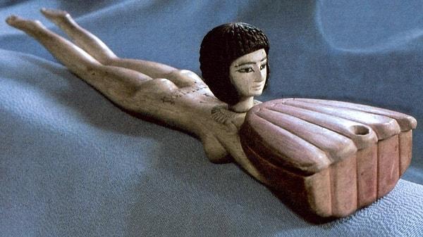 15. Fildişi ve abanoz ağacından yapılmış, üzeri boyalı, yüzen bir kadın şeklinde Mısır Kozmetik kaşığı. Yeni Krallık döneminden, 18.-19. Hanedanlık, yaklaşık M.Ö. 1550-1185 yıllarından kalma.
