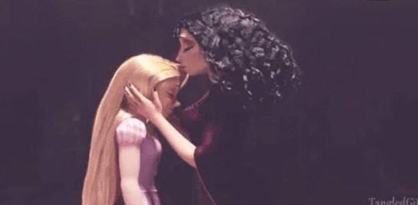 8. Tangled (2010) filminde Anne Gather, Rapunzel'in saçını değil alnını öperken "seni çok seviyorum" diyor.