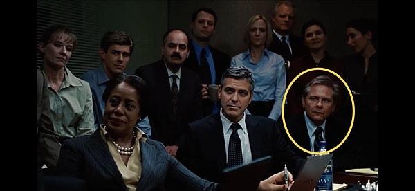 7. Up in the Air (2009) filminde Ryan karakterinin yanında oturan adam filmin uyarlandığı yazarı Walter Kirn'dür.