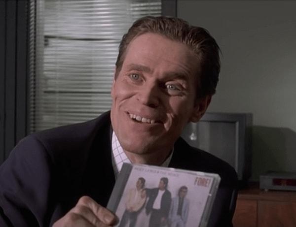 3. American Psycho (2000) filminde dedektif Kimball, ışığı Bateman'ın gözüne yansıtmak için CD kabı kullansa da,
