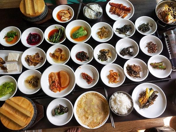3. "Güney Kore restoranlarında bir ana yemek sipariş ettiğiniz an tüm masayı mezelerle dolduruyorlar, harika bir deneyim."