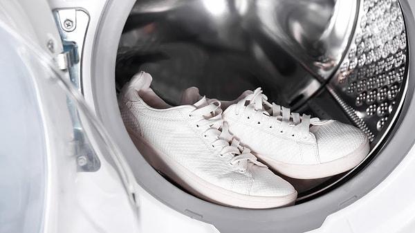 Beyaz spor ayakkabılar rahatlıkları ve her kombine uymaları nedeniyle çok tercih edilse de temizlikleri giyenleri korkutuyor.