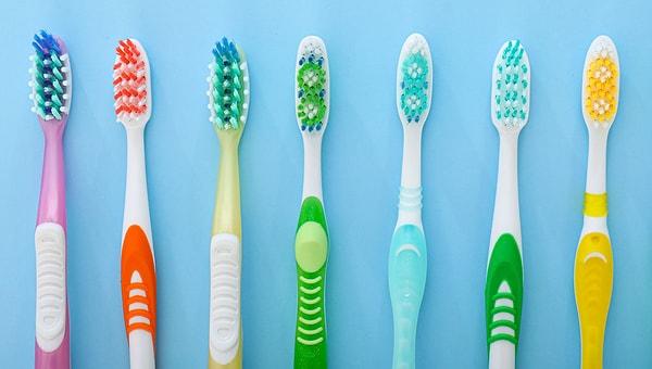 Bu karışım ile ayakkabınızı temizlerken diş fırçasından yardım alabilirsiniz. Seçeceğiniz diş fırçasının sert kıllı olmasına dikkat edin. Bağcıkları da beyaz olan ayakkabınızın bağcıklarını çıkarıp ayrı şekilde fırçalayarak temizlemelisiniz.