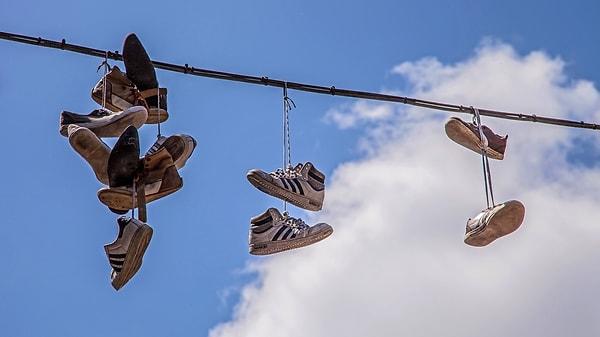 Tüm temizleme işlemleri sonrası ayakkabılarınızı açık havada 8-9 saat havalandırmanız öneriliyor. Bu süre sonunda giymeden önce mutlaka kuruduğundan emin olmalısınız.