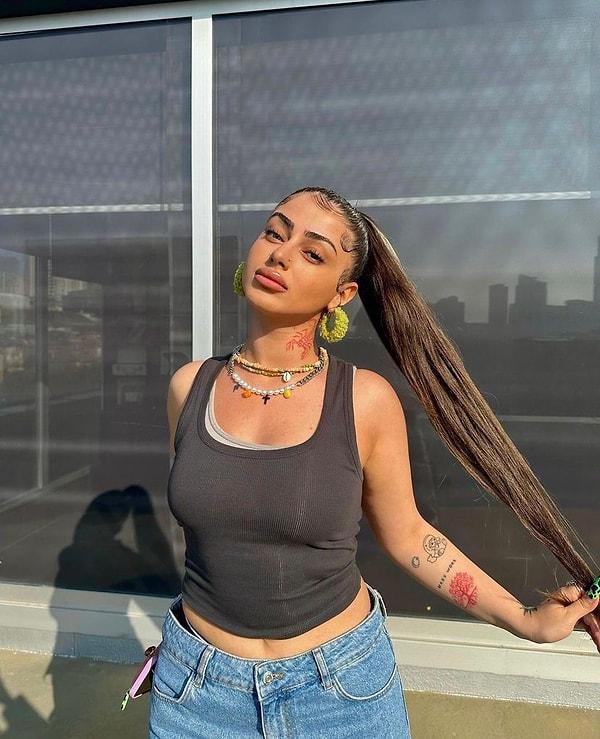 Tarzı ve şarkılarıyla gündemden düşmeyen Türkçe Rap'in yeni ismi Alizade, diğer rapçilerle bir araya geldiğinde çektiği videolarla, enteresan açıklamaları ve deli dolu halleriyle sık sık dikkat çeken isimlerden biri haline geldi!