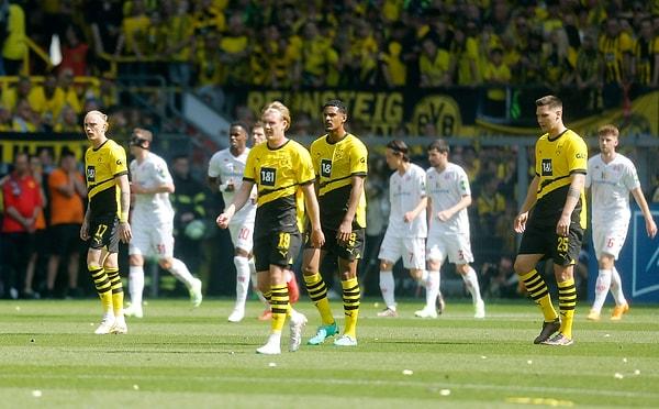 Mainz karşısında geriye düşen Borussia Dortmund, 19. dakikada Haller ile penaltı kaçırdı. 2-0 geriye düştükten sonra 90+saniye 5'te 2-2 beraberliği yakalasalar da şampiyonluğa yetmedi.