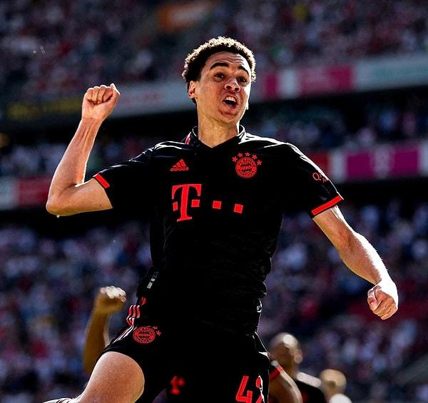 Şampiyonluk yolundaki rakibi Bayern Münih ise fırsatı kaçırmadı ve Köln deplasmanından 2-1 çıkarak son anda şampiyon olmayı başardı.