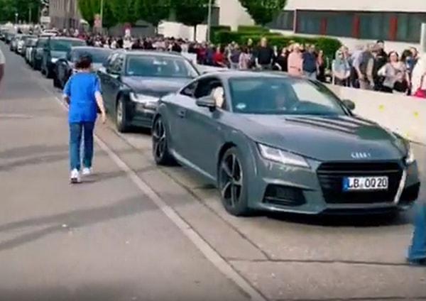 Lüks araçların paylaşıldığı bir TikTok videosuna yorum yapan vatandaş, 'Hepsi Audi ile gelmiş. 93 model Tempra'yı 2015'ten beri değiştiremeyen benim kaderimi belirliyorlar' dedi.