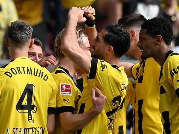 Şampiyon olmak için evinde Mainz 05 karşısında kazanması gereken Borussia Dortmund 2-2 berabere kaldı ve son maçta şampiyonluğu kaptırdı...