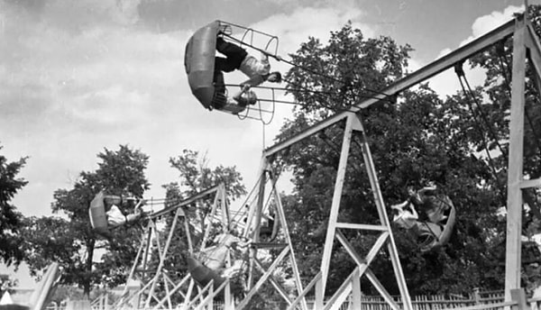 7. Самым старейшим и массовым аттракционом любого парка отдыха во всех городах Советского Союза были "Качели-лодочки".