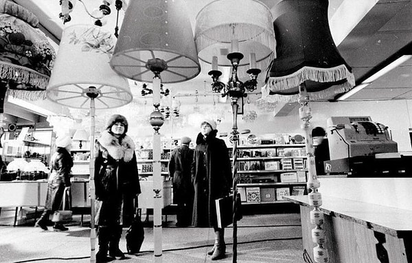 10. Значительную часть жизни cоветские люди проводили в очередях, а у каждой вещи была своя история покупки.