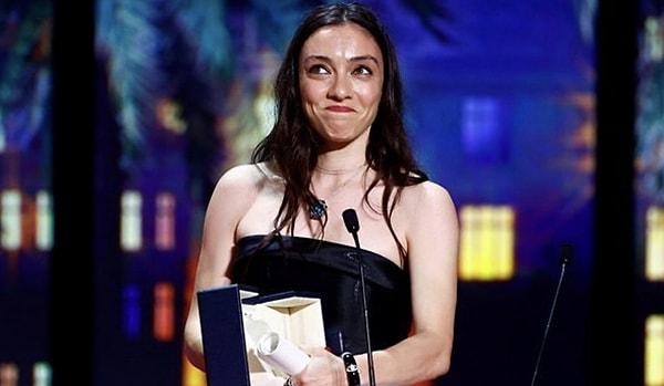 Sizler Merve Dizdar'ın Cannes’da En İyi Kadın Oyuncu ödülünü kazanması hakkında ne düşünüyorsunuz? Buyrun yorumlara!