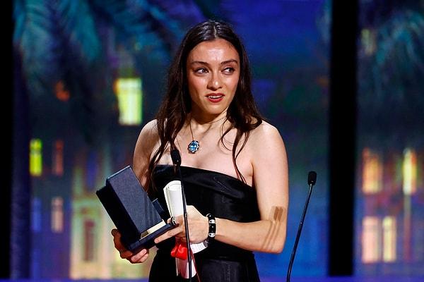 Merve Dizdar, 76. Cannes Film Festivali’nde 'En İyi Kadın Oyuncu' ödülünü kazandı biliyorsunuz ki! 😍