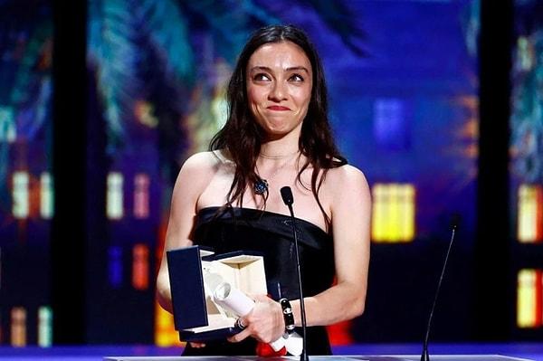 Merve Dizdar, Kuru Otlar Üstüne filminde hayat verdiği 'Nuray' karakteriyle Cannes’da En İyi Kadın Oyuncu ödülünü kazandı!