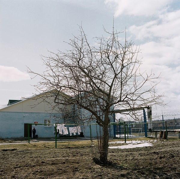 Колония-поселение для женщин, ранее известная как ИК-7, расположена в поселке Светлый, который находится в республике Марий Эл.