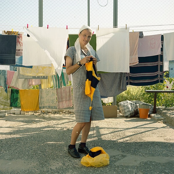 В мире тюрьмы отсутствуют привычные атрибуты, такие как колючая проволока, решетки и ободранные стены.