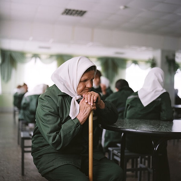 Заключенные едят простые блюда: суп, основное блюдо с мясом, компот и свежий хлеб.