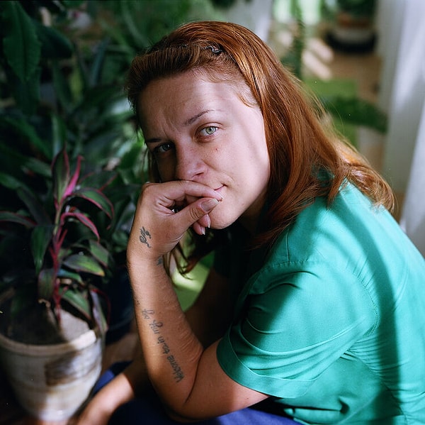 На татуировке написано: «Добро пожаловать в мой большой мир».