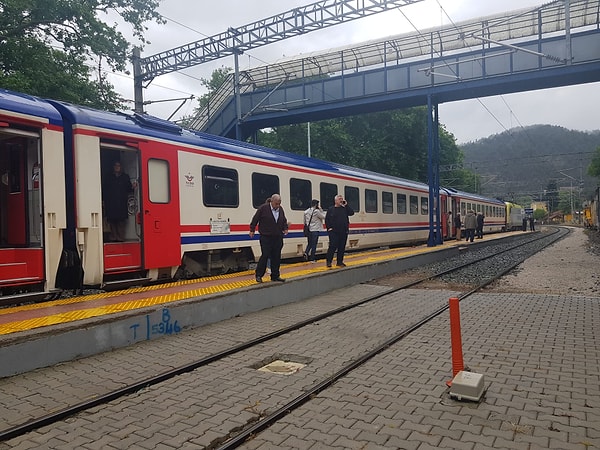 Hemen arkasından gelen ve 200 yolcunun bulunduğu Erciyes Ekspresi, hatlarda meydana gelen arıza nedeniyle yolda kaldı.