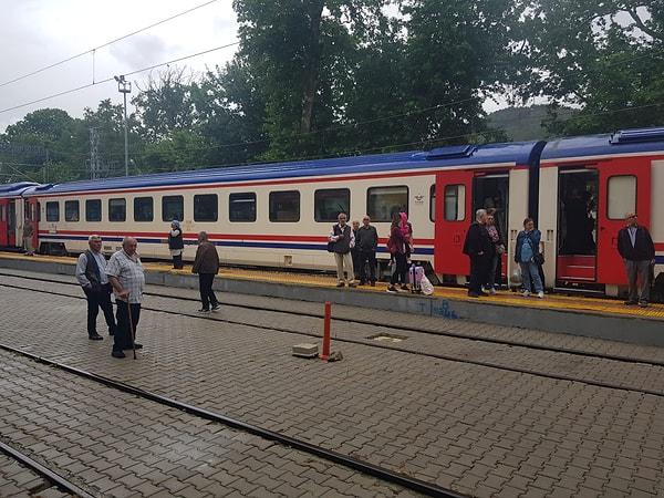 Çoğunluğu Adana'ya oy kullanmaya giden yolcular, trenin yoluna devam edebilmesi için sorunun çözülmesini bekliyor.