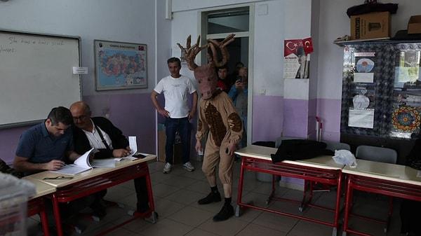 Oy kullanmaya geyik kostümüyle gitti