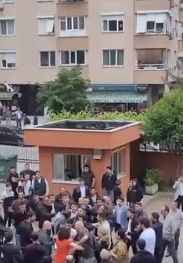 Kadıköy’deki Mualla Selcanoğlu Lisesi’nin bahçesine gelen kalabalık bir grup, okul bahçesindeki kadın görevlilere saldırdı.