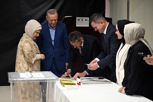 Cumhurbaşkanı Recep Tayyip Erdoğan ve eşi Emine Erdoğan, Cumhurbaşkanı seçimi ikinci turu için İstanbul'da Saffet Çebi Ortaokulu'nda oylarını kullandı.