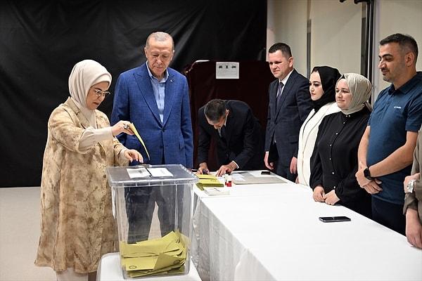 Recep Tayyip Erdoğan oy kullanırken kimliğini ve seçmen kağıdını sandık görevlisine verdi.