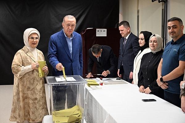 Emine Erdoğan'ın oy kullanma işlemi öncesinde sadece seçmen kağıdını vermesi ve kimliğini ibraz etmemesi dikkat çekti.