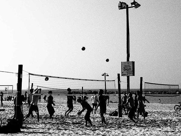6. Olympia Dünya Plaj Voleybolu Şampiyonası olarak bilinen ilk profesyonel plaj voleybolu turnuvası 1976 yılında Will Rogers State Beach'te yapıldı.