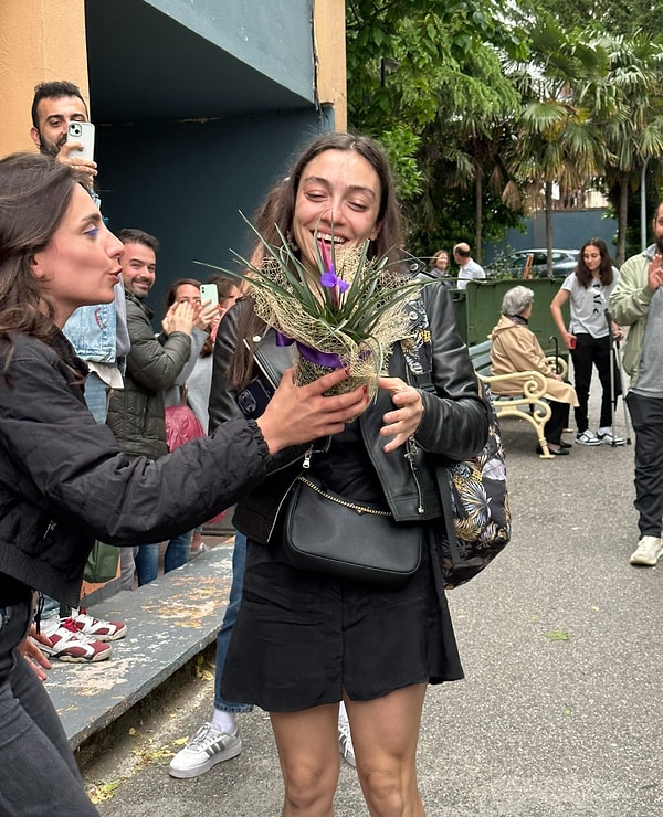 Şimdi gelin, insana "Başka yerde yaşayamam" dedirten o güzel anlara bakalım! Merve Dizdar, oy kullandığı okulda alkışlarla ve çiçeklerle karşılandı! 🤗