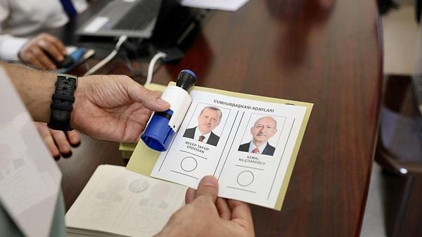 Türkiye bugün seçim için sandık başına giderken, saat 17.00 itibariyle oy kullanma sona ermişti.