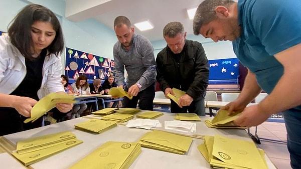 Cumhurbaşkanlığı seçiminin ikinci turunun kesin sonuçları için oy sayımı tüm yurtta devam ediyor.