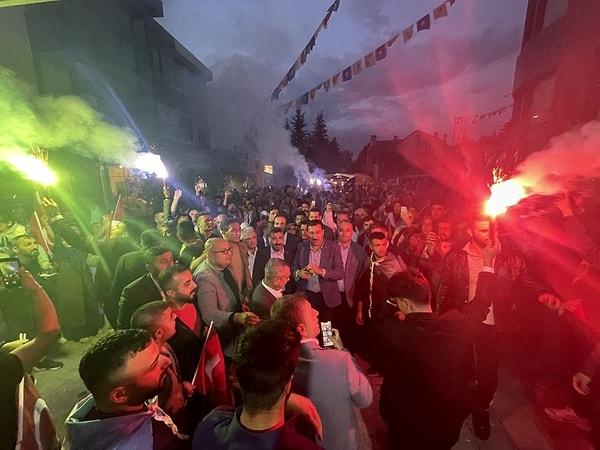 AK Partili seçmenler de seçim sonuçlarını kutlamak için sokaklara döküldü. Havai fişekler, silahlar, kornalar ve müzikler eşliğinde kutlama yaptı.