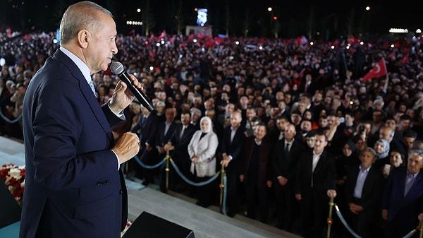 Cumhurbaşkanı Erdoğan dünkü seçimlerin ardından balkon konuşması yaparken, binlerce kişi de kutlamalar için sokaklara döküldü.