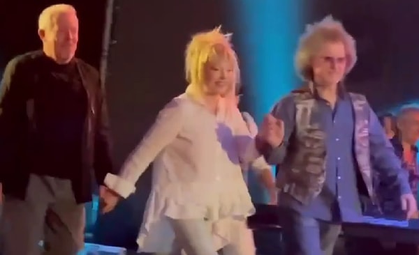 На сцену Пугачева смогла забраться только с помощью музыкантов. При этом Аллу Борисовну пришлось вести под руки