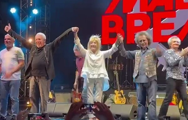 Алла Борисовна появилась на публике в белой блузе и белых же брюках