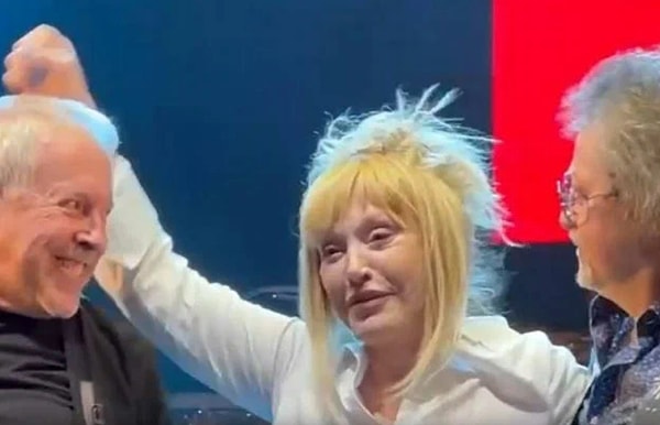 74-летняя певица решила появиться без косметики. Поклонники отметили, что лицо у Примадонны было мертвенно-бледное