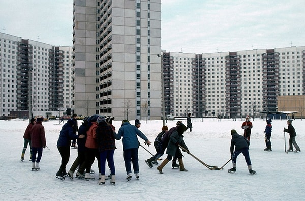 9. Мальчишки играют в хоккей в спальном районе Москвы, 1984 год, СССР