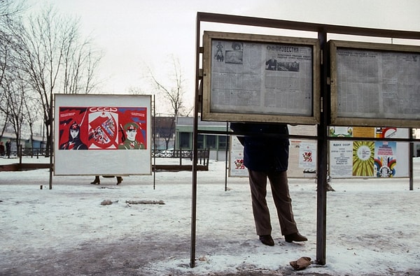16. Чтение ежедневных газет, зима в Москве, 1989, СССР