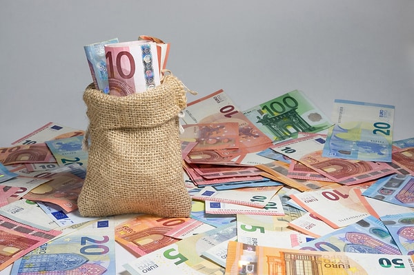 Eurobond, bir uluslararası borçlanma aracıdır ve yabancı para cinsinden ihraç edilen bir tahvildir.